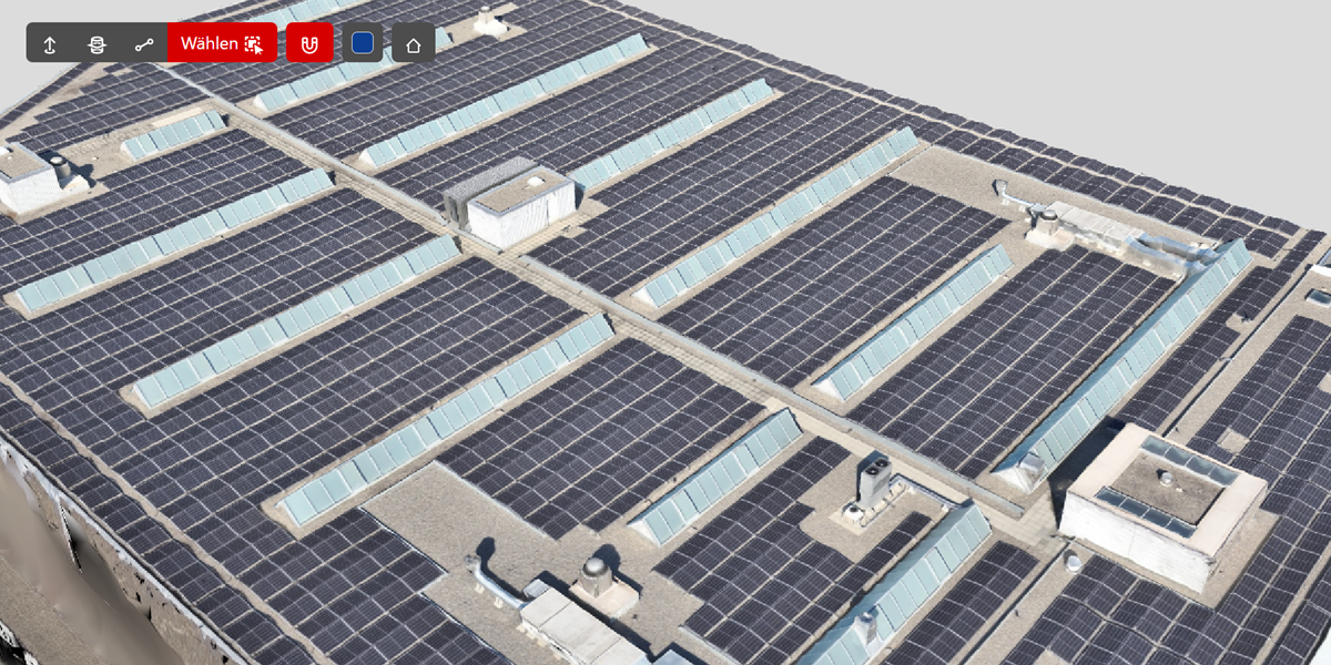 Dach einer mit Solarmodulen belegten Industriehalle