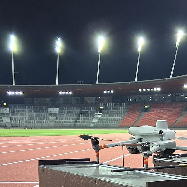 Drohneninspektion einer Sportplatz-Flutlichtanlage