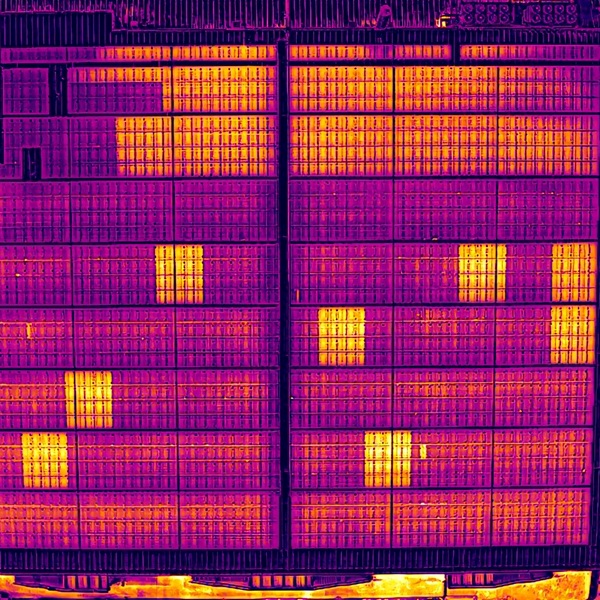 Drohnenthermografie einer PV-Anlage auf einem Gebäude