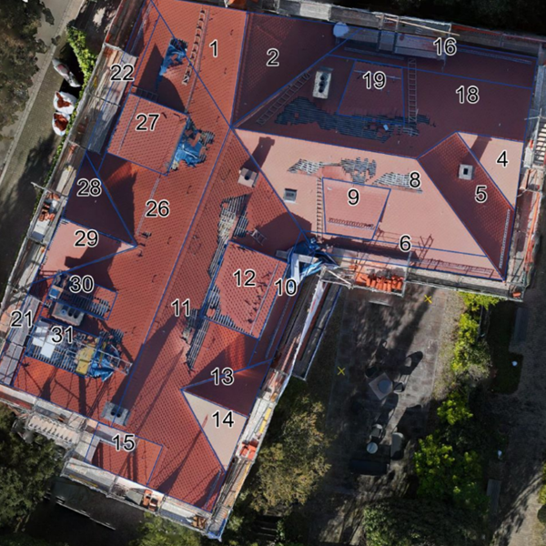 Drohnenvermessung eines Satteldaches eines Mehrfamilienhauses