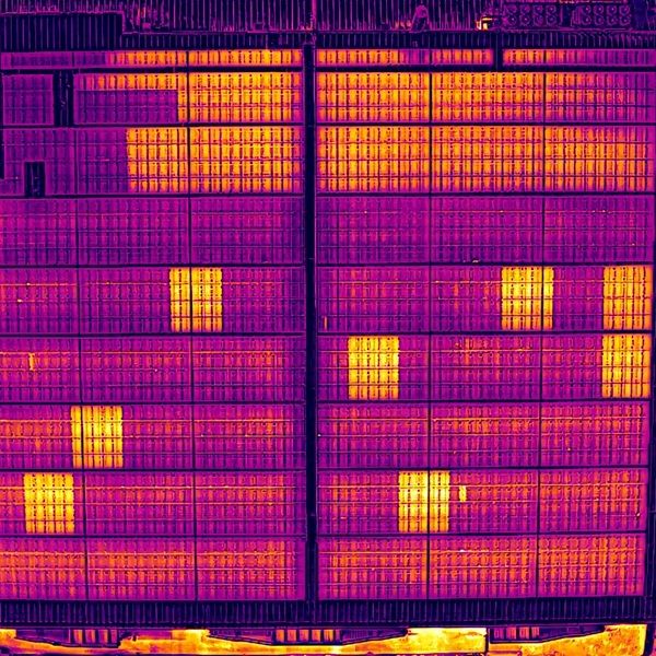 Drohnenthermografie einer PV-Anlage auf einem Gebäude